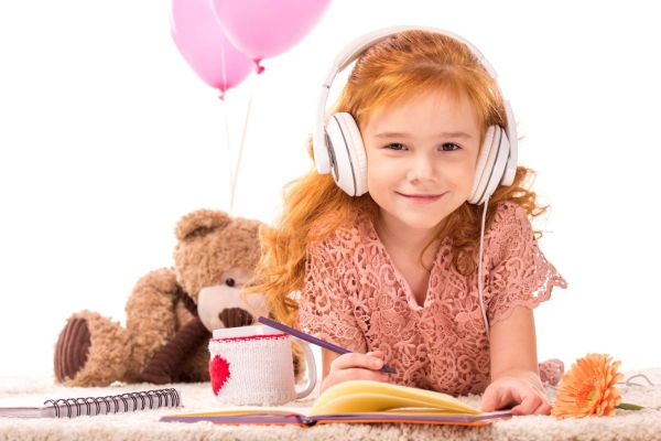 The Listening Program: &Pi;ώ&sigmaf; &eta; &mu;&omicron;&upsilon;&sigma;&iota;&kappa;ή &laquo;&gamma;&upsilon;&mu;&nu;ά&zeta;&epsilon;&iota;&raquo; &tau;&omicron;&nu; &epsilon;&gamma;&kappa;έ&phi;&alpha;&lambda;&omicron; &tau;&omicron;&upsilon; &pi;&alpha;&iota;&delta;&iota;&omicron;ύ;